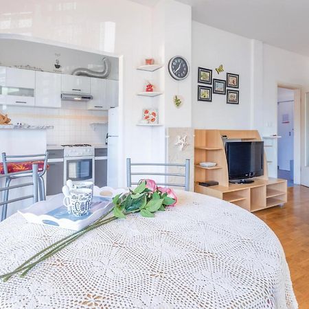 Lovely Apartment In Umag With Kitchen Kültér fotó
