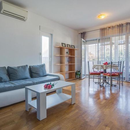 Lovely Apartment In Umag With Kitchen Kültér fotó