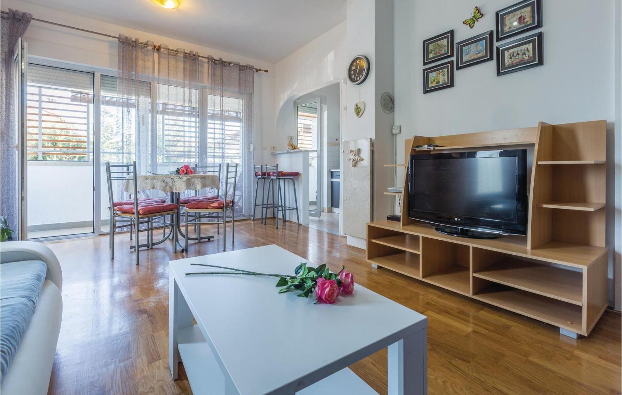 Lovely Apartment In Umag With Kitchen Kültér fotó