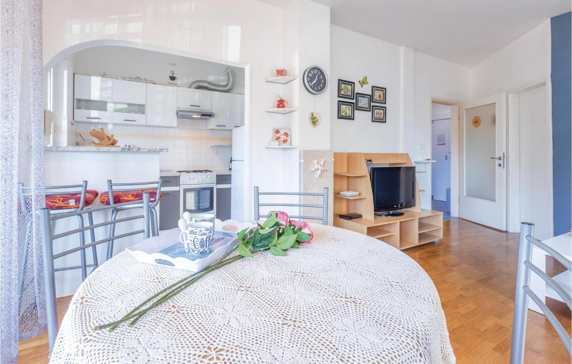 Lovely Apartment In Umag With Kitchen Kültér fotó