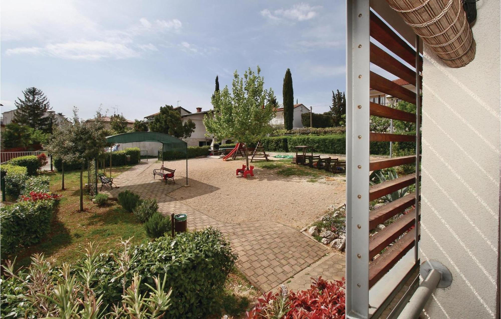 Lovely Apartment In Umag With Kitchen Kültér fotó