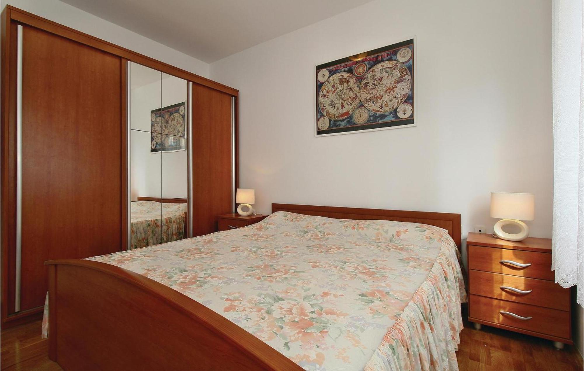 Lovely Apartment In Umag With Kitchen Kültér fotó