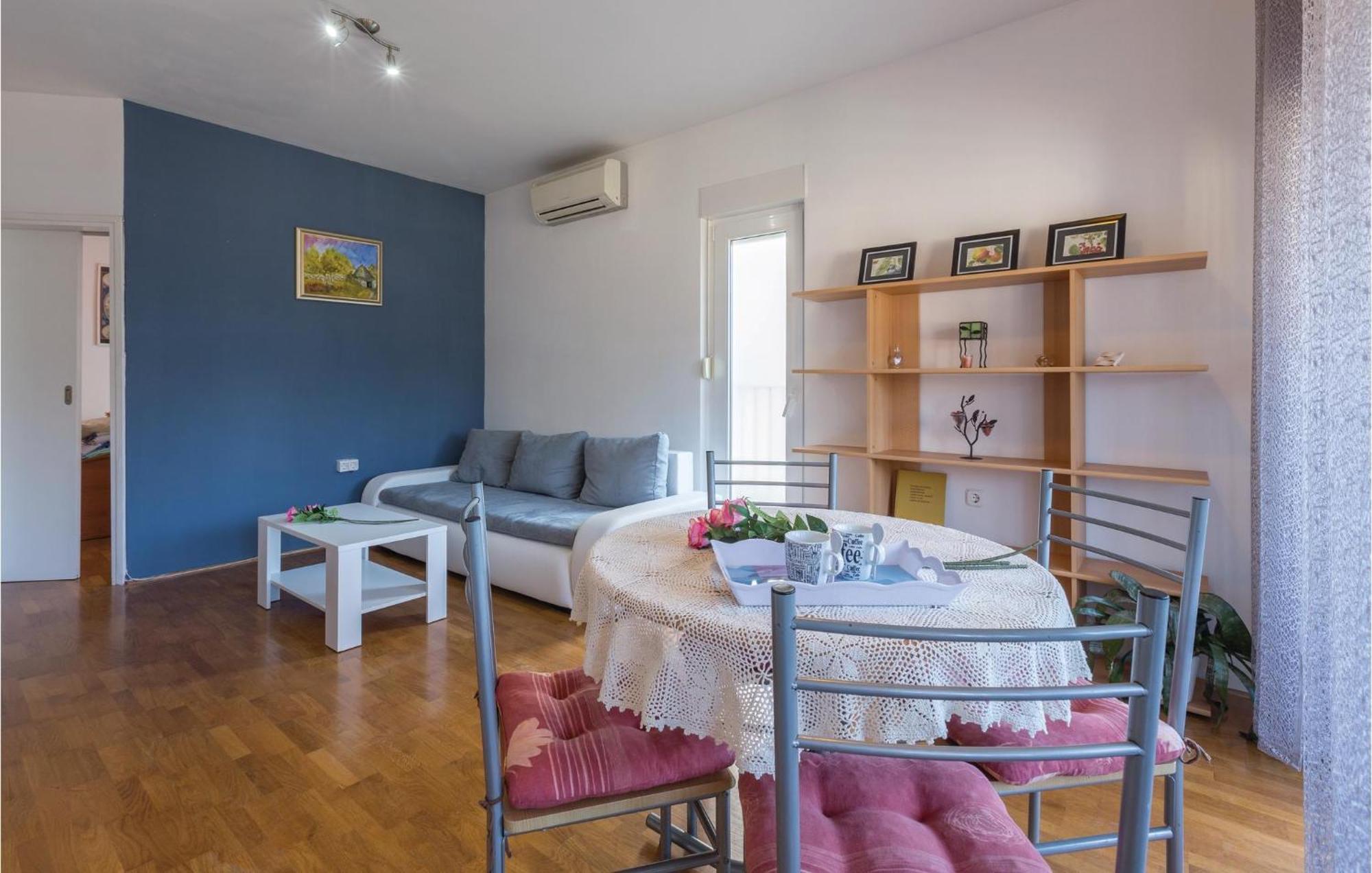 Lovely Apartment In Umag With Kitchen Kültér fotó