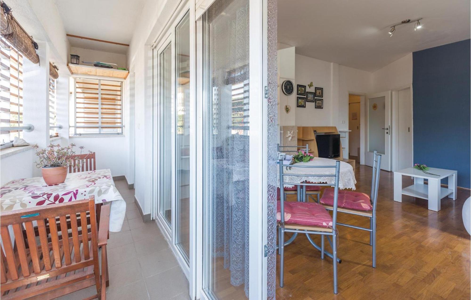 Lovely Apartment In Umag With Kitchen Kültér fotó