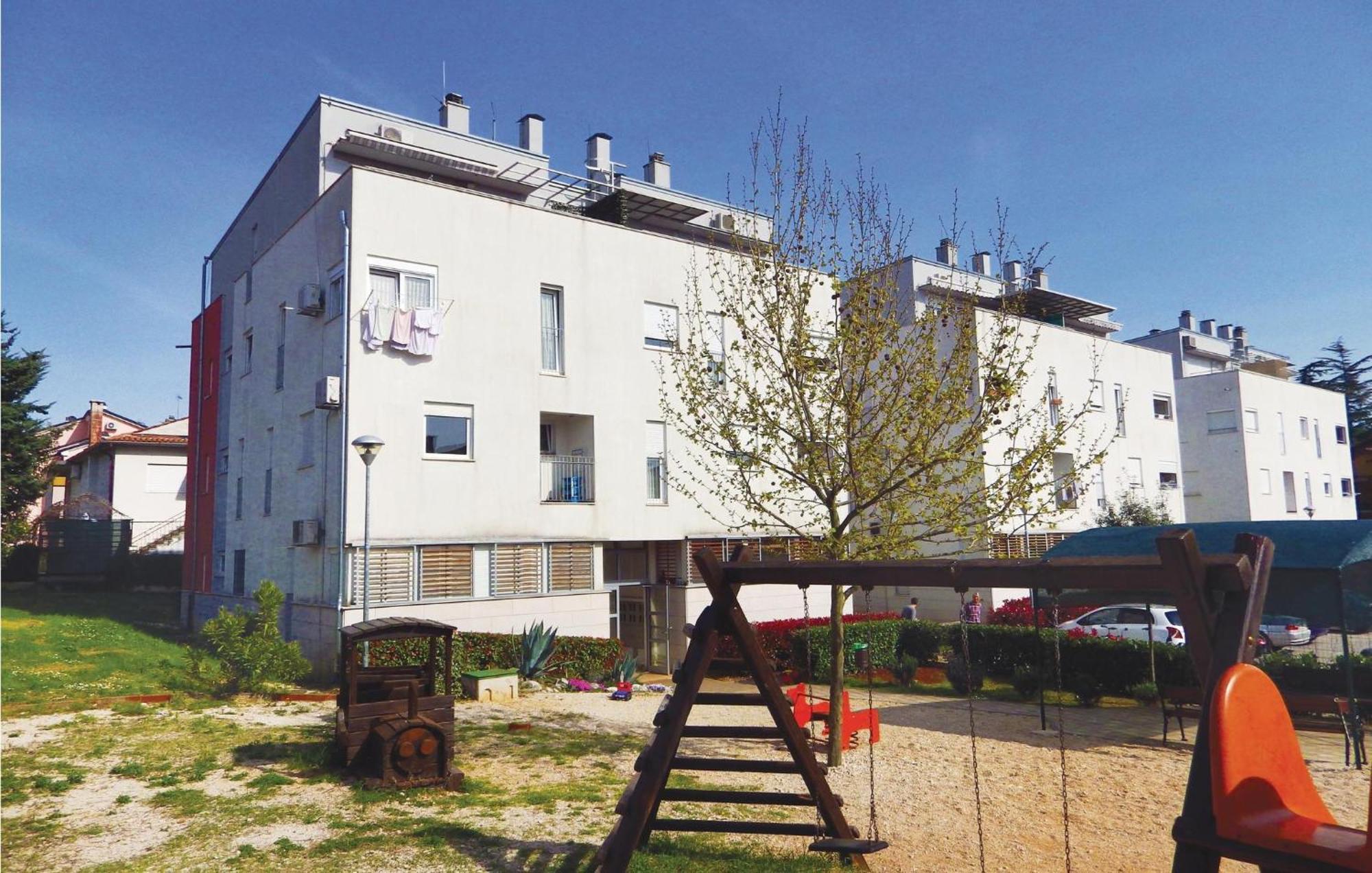 Lovely Apartment In Umag With Kitchen Kültér fotó